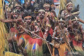 Meriahnya festival Danau Sentani di Pantai Khalkote Papua