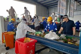 Petugas TPST Mataram dilengkapi alat pelindung telinga