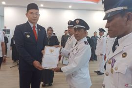 Bupati Kapuas Hulu serahkan SK perpanjangan jabatan 76 kepala desa