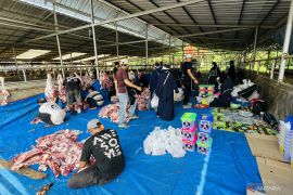 Al Ghozy Muslimah Center bagikan daging kurban kepada para guru Al Quran