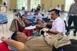 Polda Sultra gelar donor bantu atasi kekurangan stok darah PMI