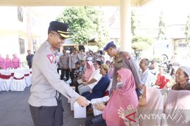Polres Situbondo bagikan paket sembako rangkaian  HUT Ke-78 Bhayangkara