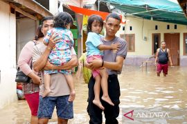 Polisi bantu evakuasi warga korban banjir di Gorontalo