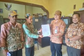 DKPP Tanah Laut serahkan 63 dokumen Pas Kecil kepada nelayan Desa Batakan