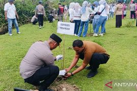 Polres tanam pohon untuk penghijauan lingkungan di Mukomuko