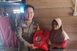 Polsek Payung salurkan bansos ke masyarakat kurang mampu
