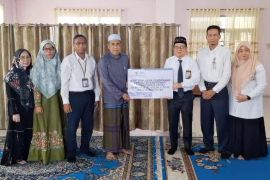 Bank Kalsel bantu biaya pendidikan  santriwati Al Falah Puteri Banjarbaru