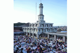 Ketika salat Idul Adha, tarif parkir liar di luar Masjid Al-Azhar Rp10 ribu