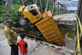 Jembatan ambruk di Langkat