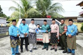 Bupati Siak serahkan ambulans bagi kampung jauh dari puskesmas