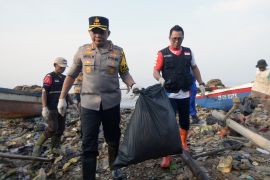Sambut HUT Ke 78 Bhayangkara, Polresta Bandarlampung bersihkan sampah pantai