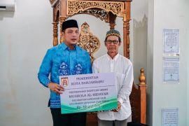 Wali Kota Aditya serahkan bantuan bagi tempat ibadah