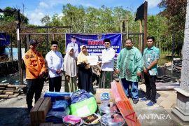 Bupati HST salurkan bantuan bagi korban kebakaran rumah pada tiga desa
