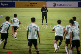 Piala AFF U-16: Latihan Timnas Indonesia jelang lawan Singapura malam ini Page 1 Small