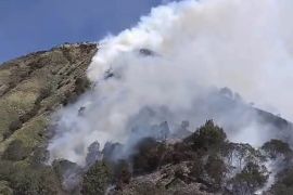 Pemadaman api karhutla Gunung Batok terkendala angin kencang