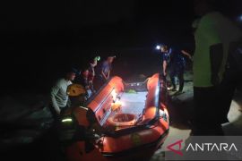 Tim SAR gabungan cari pria paruh baya diduga hilang saat mencari udang di pantai Sampur