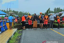Pengendara sepeda motor terjebak di jalan ambles dalam pencarian Basarnas Gorontalo