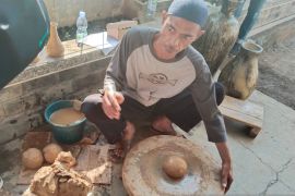 Perajin keramik Purwakarta keluhkan masalah regenerasi