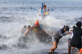 Perahu karam terhantam ombak