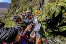 Ritual pengambilan air suci jelang perayaan Yadnya Kasada