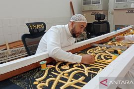 Menyulam kemegahan kiswah kain penutup Ka'bah