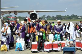 Kedatangan jamaah haji kloter pertama debarkasi Palembang Page 3 Small