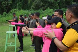 Bhayangkari Simalungun latihan menembak