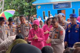 Polda Sultra salurkan bantuan ratusan paket sembako di daerah3T