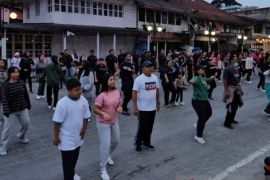 Pj Bupati Taput bersama keluarga ikuti senam sehat "car free day" Tarutung