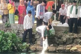 Jaksel tebar 15.000 benih ikan di Setu Babakan untuk upaya konservasi