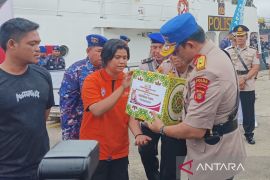 Polda Kaltim bagikan 100 sembako untuk nelayan di Balikpapan