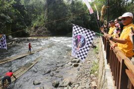 Ratusan peserta ikuti Festival Bamboo Rafting HSS 2024