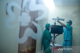 Penggunaan alat bantu operasi robotik