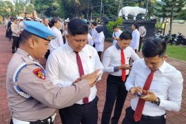 Cegah judi online, Polres Lebak lakukan razia handphone personel