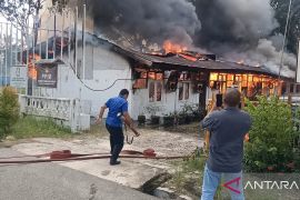 Kantor KPU Labura terbakar