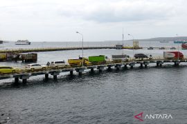 Kepadatan arus penyeberangan di Pelabuhan Ketapang menuju Pulau Bali