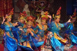 Teater tradisional Lenggak Lenggok Betawi tampil di Pesta Kesenian Bali