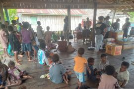 Sorong Selatan salurkan 350 paket sembako ke Kokoda Utara