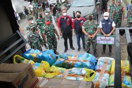 Danrem 152/Baabullah Ternate salurkan bansos untuk pengungsi korban erupsi Gunung Ibu