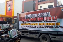 Polda Maluku Utara salurkan paket bansos bagi warga di pos pengungsi Gunung Ibu