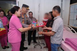 Balita penderita kandung kemih dapat bantuan, ini dia donaturnya