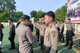 Kapolres Sukabumi periksa HP personel cegah judi daring