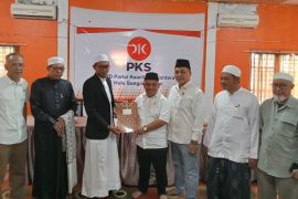 Putra sulung mantan Bupati HSS Safi'i daftar bacawabup ke PKS