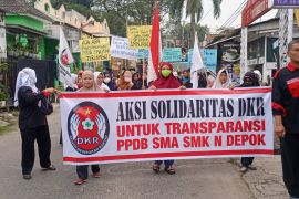 Warga gelar aksi solidaritas siswa miskin tak diterima SMAN Depok