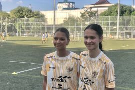 Pesepak bola putri Estella dan Noa butuh waktu untuk menyesuaikan cuaca panas di Jakarta