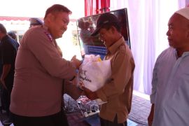 Polres Simalungun bagikan 800 paket bahan pokok