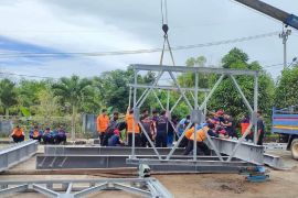 Personel BPBD Belitung berlatih merakit jembatan darurat bailey
