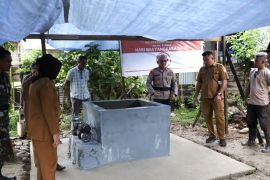 Polres Bursel revitalisasi sumur warga Desa Elfule Namrole yang sudah kering