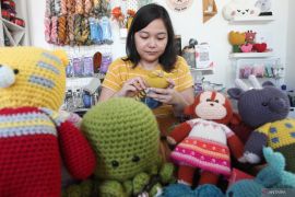 Kerajinan boneka rajut di Surabaya