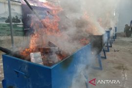 Kejari Cirebon musnahkan 236.012 batang rokok ilegal